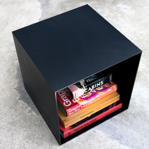 Metall Würfel Couchtisch mit Aufbewahrung. Hochleistungs-Beistelltisch aus lackiertem Stahl. Minimal Industrie Design Möbel. Moderner Couchtisch in der Mitte