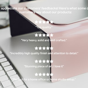 Pu&ograve; includere: Primo piano di un supporto per laptop rosa e argento con recensioni a cinque stelle e testimonianze dei clienti. Le recensioni includono "Qualit&agrave; superiore", "Molto pesante, solido e ben fatto", "Finitura di altissima qualit&agrave; e attenzione ai dettagli", "Splendida opera d'arte. Mi piace", e "Perfetto per un ufficio a casa o uno studio a casa."