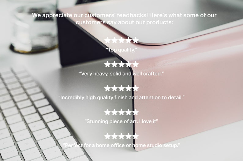 Pu&ograve; includere: Primo piano di un supporto per laptop rosa e argento con recensioni a cinque stelle e testimonianze dei clienti. Le recensioni includono "Qualit&agrave; superiore", "Molto pesante, solido e ben fatto", "Finitura di altissima qualit&agrave; e attenzione ai dettagli", "Splendida opera d'arte. Mi piace", e "Perfetto per un ufficio a casa o uno studio a casa."