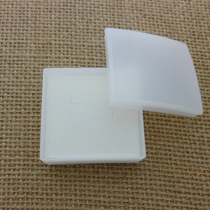 Puede incluir: Una caja de almacenamiento de pl&aacute;stico blanco con tapa. La caja tiene cuatro compartimentos y est&aacute; dise&ntilde;ada para guardar objetos peque&ntilde;os.