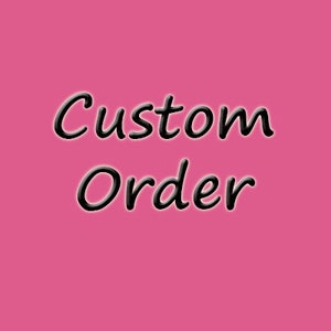 Peut inclure: Fond rose avec le texte "Custom Order" en noir.