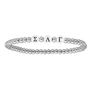 Könnte beinhalten: Ein silbernes Perlenarmband mit drei weißen Perlen, die die griechischen Buchstaben Sigma, Lambda und Gamma in Schwarz tragen. Das Armband besteht aus kleinen, runden, glänzenden silbernen Perlen.