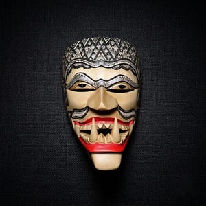 Handskuren javanesisk Cakil-mask: Batikkonst, Träväggsinredning