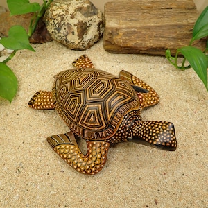 Figurine tortue en bois d&#39;albasia sculptée à la main : décoration côtière en batik