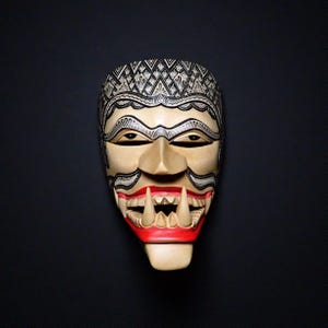 Handskuren javanesisk Cakil-mask: Batikkonst, Träväggsinredning