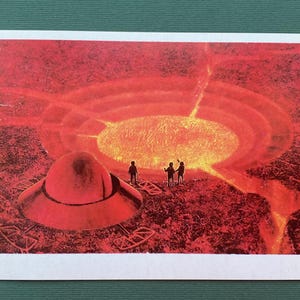 Vintage ruimtekaart A. Sokolov - "Bij een vulkanische krater op een hete planeet", 1978