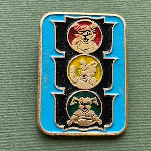 Pin Kot, Niedźwiedź, Pies. Światło drogowe. Vintage kolekcjonerska dziecięca radziecka odznaka, Wyprodukowano w ZSRR, lata 80. A2