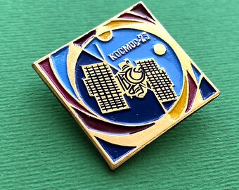 Soviet space satellite pin "Cosmos-23". Omega 2 A8