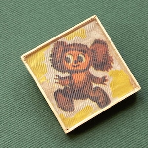 Cheburashka-speld. Vintage Sovjetspeld-badge om te verzamelen, gemaakt in de USSR