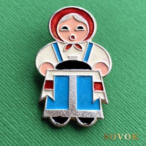 Matryoshka. Woman with Bread Salt Pin. Vintage collectible badge, USSR А9