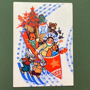 RARO Cartão-postal de Feliz Ano Novo - Foguete, Papai Noel, Donzela da Neve, Animais, Artista A. Gorobievskaya. Cartão-postal Vintage Soviético, 1973