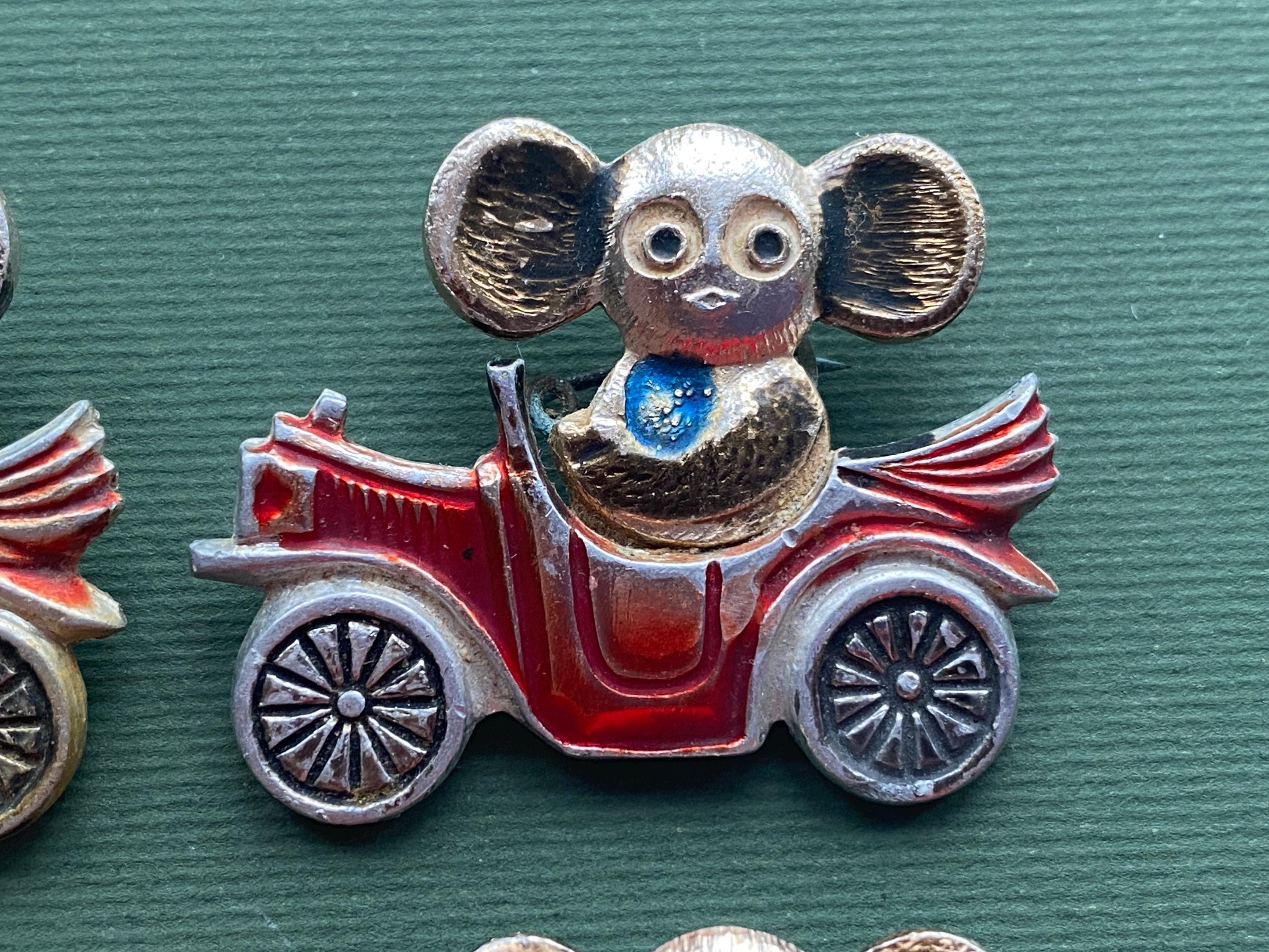 車に乗ったチェブラーシカのピンバッジ。ソ連製のヴィンテージ