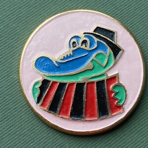 Genaspeld krokodil. Speld stripfiguur. Vintage Sovjetspeld-badge om te verzamelen, gemaakt in de USSR