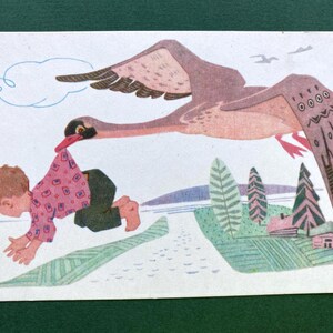 Puede incluir: Ilustración de postal vintage que representa a un niño transportado por un ave grande en vuelo. El niño es sostenido por el pico del ave. El fondo muestra un paisaje con árboles, una casa y un lago.