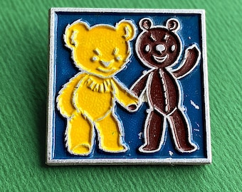 RARE Two Teddy Bears holding hands Pin. Made in USSR A6