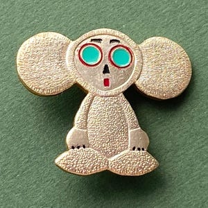 Pin Czeburaszka. Vintage kolekcjonerska dziecięca radziecka przypinka, wyprodukowana w ZSRR