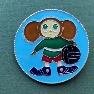 RZADKA przypinka piłkarska Cheburashka. Zabytkowa kolekcjonerska radziecka przypinka, wyprodukowana w ZSRR