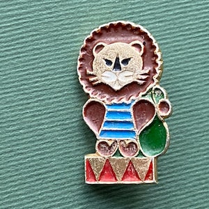 Leeuw in het Circus. Vintage verzamelbare Sovjet-pinbadge voor kinderen. / Gemaakt in de USSR, jaren 80 A3