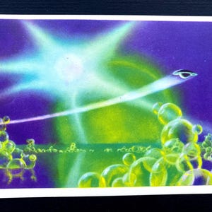 Peut inclure: Illustration vintage d'un OVNI traversant un ciel violet et vert. L'œuvre présente une source de lumière vive et brillante et des formes stylisées en forme de bulles au premier plan, créant une esthétique rétro de science-fiction.