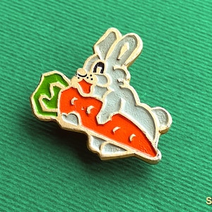 Vintage-Anstecknadel: Sowjetischer Hase mit Karotte, Emaille-Anstecknadel für Kinder aus der UdSSR, Sammlerstück, A10