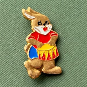 RARE Hase mit einer Trommel Anstecknadel. Vintage Sammel-Anstecknadel, Made in USSR, A10