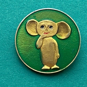 Cheburashka-speld. Kinderbadge. Vintage sovjetspeld voor kinderen om te verzamelen, gemaakt in de USSR, jaren 80 (A4-formaat)