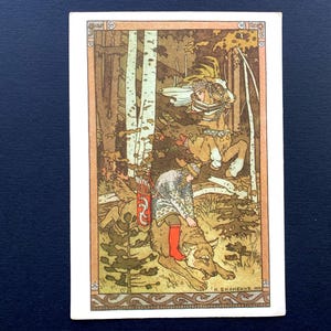 Puede incluir: Ilustración vintage que representa una escena con un caballero a caballo y otra figura sobre un lobo, ambientada en un bosque. La obra de arte presenta un estilo detallado y colorido con un borde decorativo. La imagen está en una tarjeta rectangular.