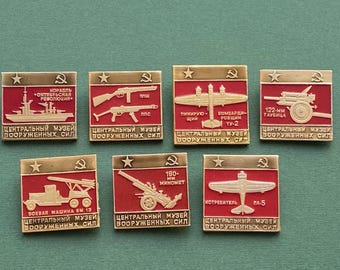 RARE Museum of the Armed Forces. Weapons Pin. Vintage collectible badge, USSR 1970s  A9