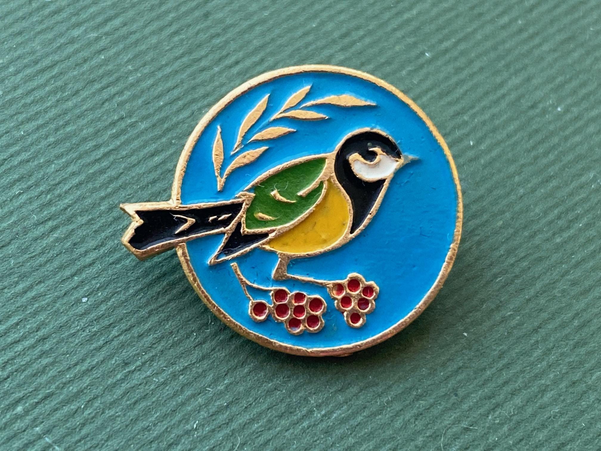 シジュウカラの小さなピンバッジ。ヴィンテージのコレクターズバッジ