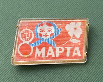 Épinglette matriochka. Stéréo 8 mars. Journée internationale de la femme. badge vintage 10