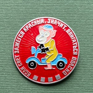 Małpa na motorowerze Pin. Kolekcjonerska odznaka vintage, radziecka vintage pin, wyprodukowano w ZSRR A5
