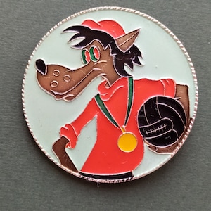 RZADKI Piłkarz Wilk, Nu Pogodi Pin. Vintage rosyjska radziecka pin, odznaka, Zwierzę, dzieci, Wyprodukowano w ZSRR