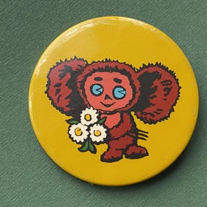 Cheburashka met bloemenspeld. Vintage sovjetspeld om te verzamelen, gemaakt in de USSR