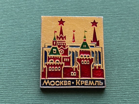 Kremlin Moscow Pin.  Vintage collectible badge, Soviet Pin A1
