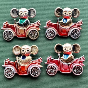車に乗ったチェブラーシカのピンバッジ。ソ連製のヴィンテージ