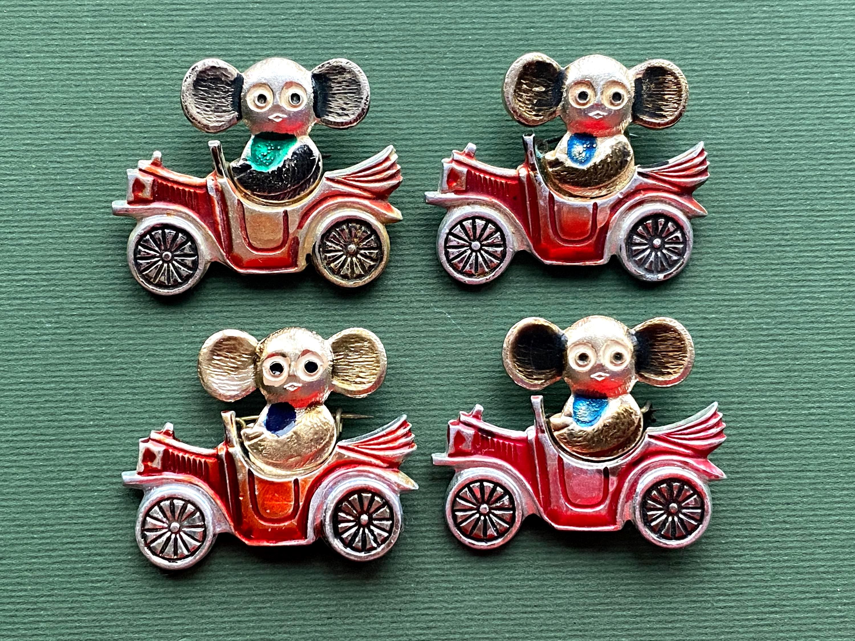 車に乗ったチェブラーシカのピンバッジ。ソ連製のヴィンテージ