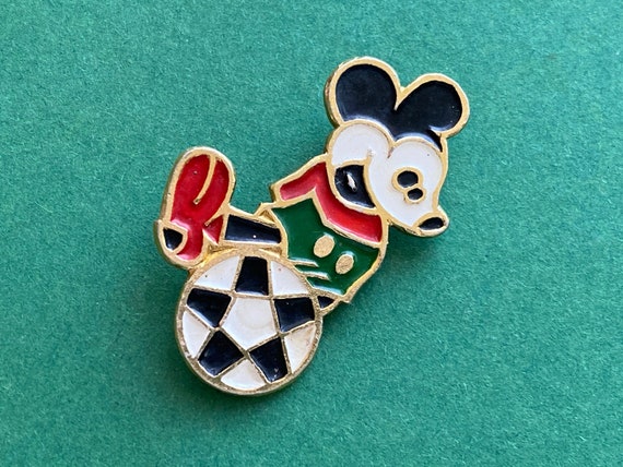 ヴィンテージ　ソ連　サッカー　ピンバッジ　2個セット 希少なミッキーマウス。サッカーピンバッジ。ソ連のヴィンテージ