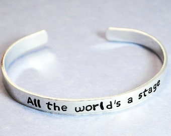 Die Bühne der ganzen Welt - Hand gestempelt Manschette - Shakespeare Armband. in Ihrer Wahl des Metalls. individualisierbar von Juniper Road
