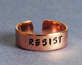 Resist. Anillo de cobre estampado a mano. Anillo personalizable y ajustable. Elige el metal. Joyería estampada a mano de Juniper Road. Joyería Resist.