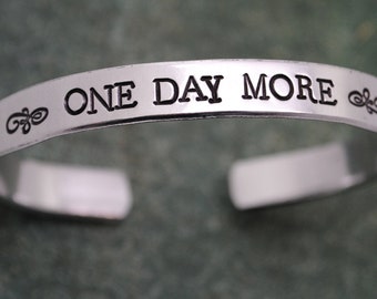One Day More - Handgestempeltes Manschetten Armband. Inspiriert von Les Mis. In Ihrer Wahl aus Metall. Personalisierbar von Juniper Road