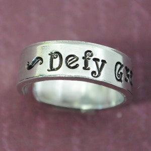 Trotz der Schwerkraft. Hand gestempelt verstellbarer Ring, hypoallergen 1100 Aluminium. Wicked Inspiriert . Netter einfacher Schmuck für jeder