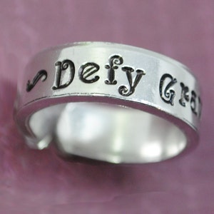 Desafía la gravedad. Anillo ajustable estampado a mano, aluminio 1100 hipoalergénico. Inspirado en Wicked. Joyas simples y lindas para todos. imagen 3
