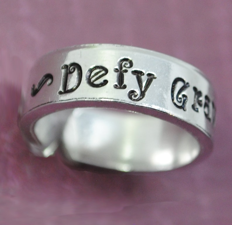 Desafía la gravedad. Anillo ajustable estampado a mano, aluminio 1100 hipoalergénico. Inspirado en Wicked. Joyas simples y lindas para todos. imagen 3