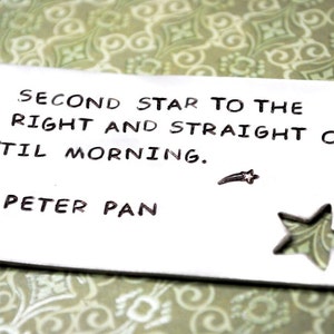 Könnte beinhalten: Weiße Karte mit schwarzem Text, der lautet "Second star to the right and straight on til morning. -Peter Pan". Oben rechts sind ein kleiner Stern und eine Sternschnuppe gezeichnet.