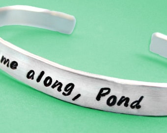 Handgestempeltes individuelles Armband. in Ihrer Wahl aus Metall. individualisierbar durch Juniper Road, Aluminium, Kupfer, Messing, Sterling Silber, Gold