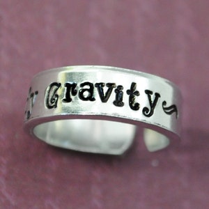Desafía la gravedad. Anillo ajustable estampado a mano, aluminio 1100 hipoalergénico. Inspirado en Wicked. Joyas simples y lindas para todos. imagen 2