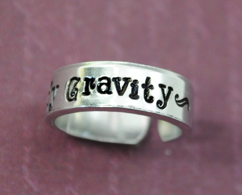 Desafía la gravedad. Anillo ajustable estampado a mano, aluminio 1100 hipoalergénico. Inspirado en Wicked. Joyas simples y lindas para todos. imagen 2