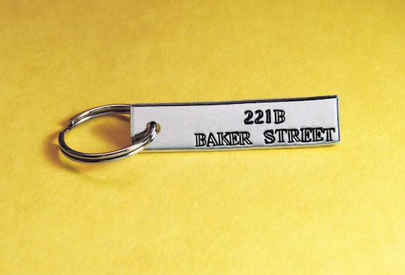 Portachiavi Metallico Sherlock Holmes 221B Baker Street + Busta Regalo Omaggio