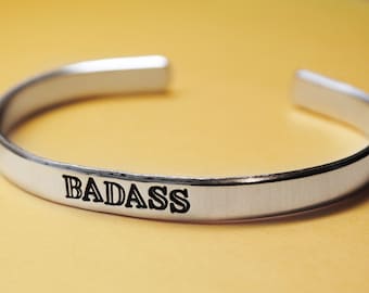 Badass . Handgestempelde aluminium armband van Juniper Road. Handgemaakte sieraden, handgestempelde manchet