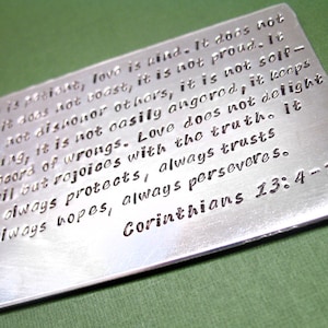 O amor é paciente, o amor é bondoso - Coríntios 13:4-7. Cartão de carteira carimbado à mão - Encarte de carteira - Serve em compartimentos de cartão padrão!